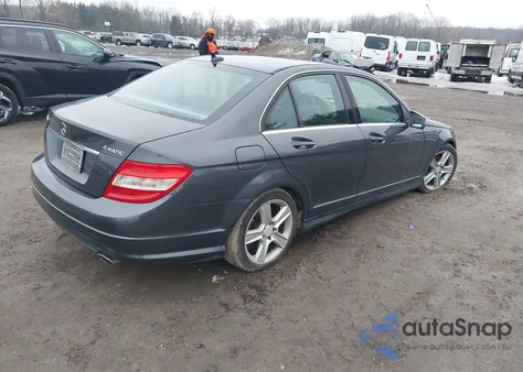 2010 Mercedes-Benz C 300 Luxury 4Matic/Sport 4Matic z USA, uszkodzony, nr VIN WDDGF8BB7AR110606